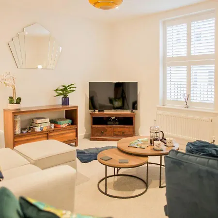 Stunning 2 Bed With Private Patio And Free Parking Villa Cheltenham Exterior photo