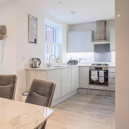 Stunning 2 Bed With Private Patio And Free Parking Villa Cheltenham Exterior photo