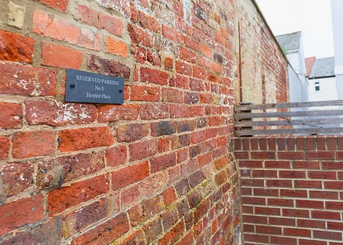 Stunning 2 Bed With Private Patio And Free Parking