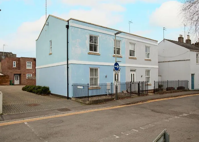 Stunning 2 Bed With Private Patio And Free Parking